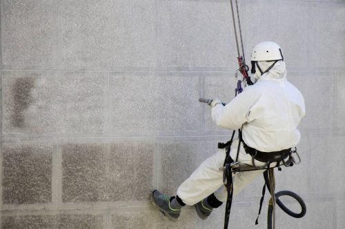 Le sablage de façade pour nettoyer efficacement les murs